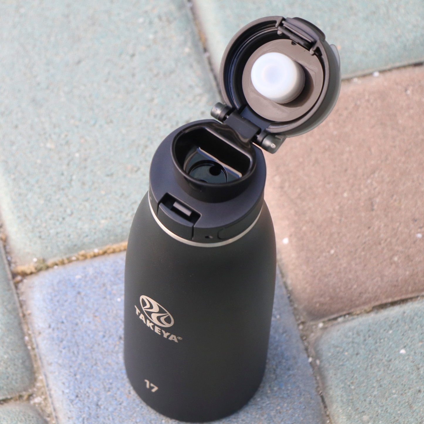 traveler-fliplocktm-lid-z3 96076-R-TravelerLid-Lifestyle-Onyx.png